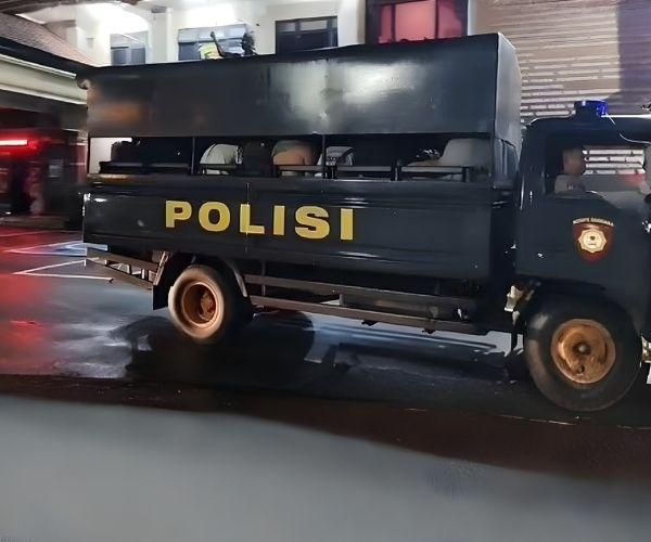 Police-arrested-aussies-