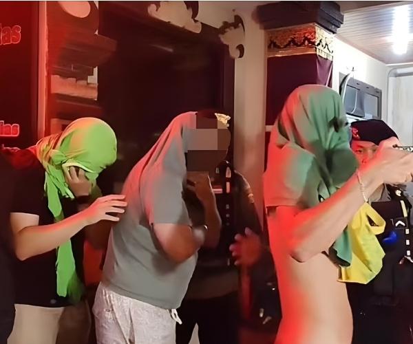 Aussies-arrested-by-police