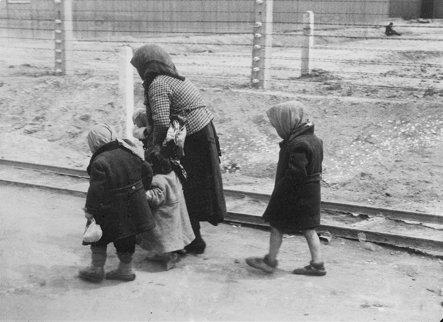 Bundesarchiv_Bild_183-74237-004,_KZ_Auschwitz-Birkenau,_alte_Frau_und_Kinder