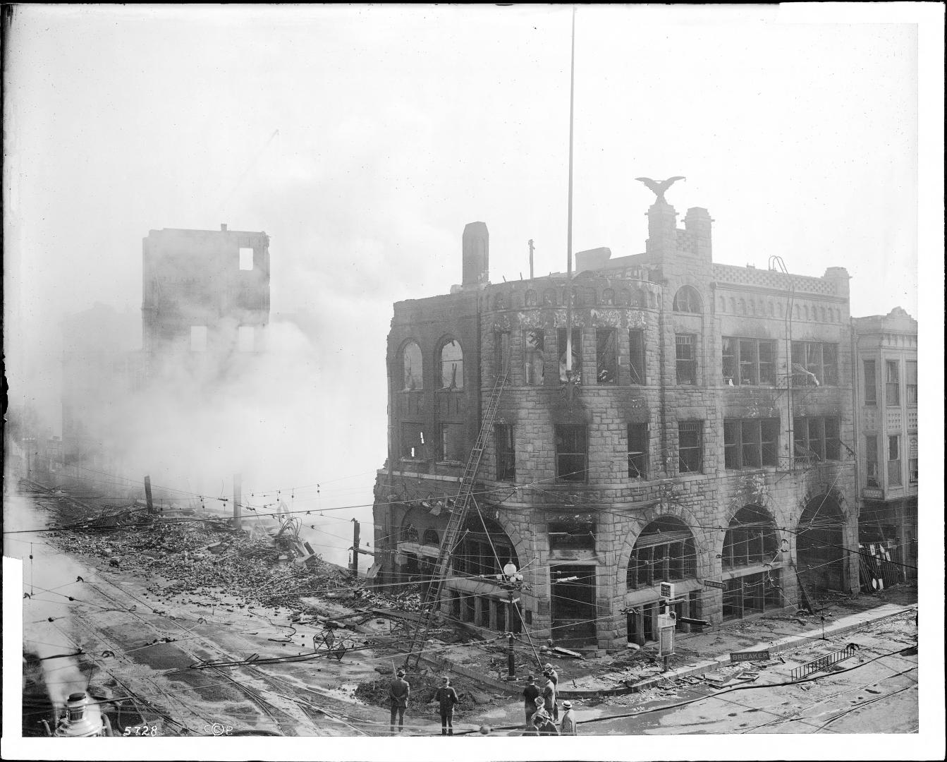 Los_Angeles_Times_building,_after_the_bombing_disaster_on_October_1,_1910_(CHS-5728)